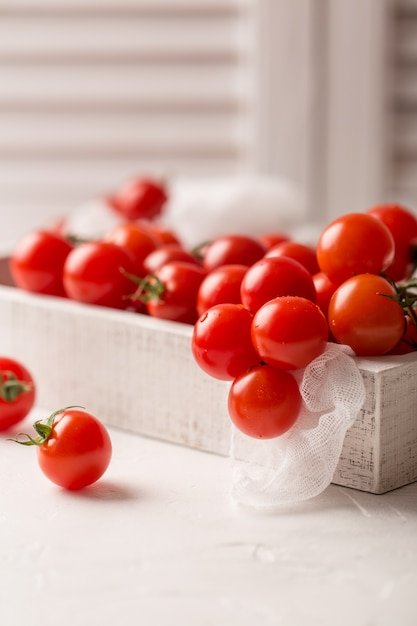 small-red-cherry-tomatoes_157947-1096